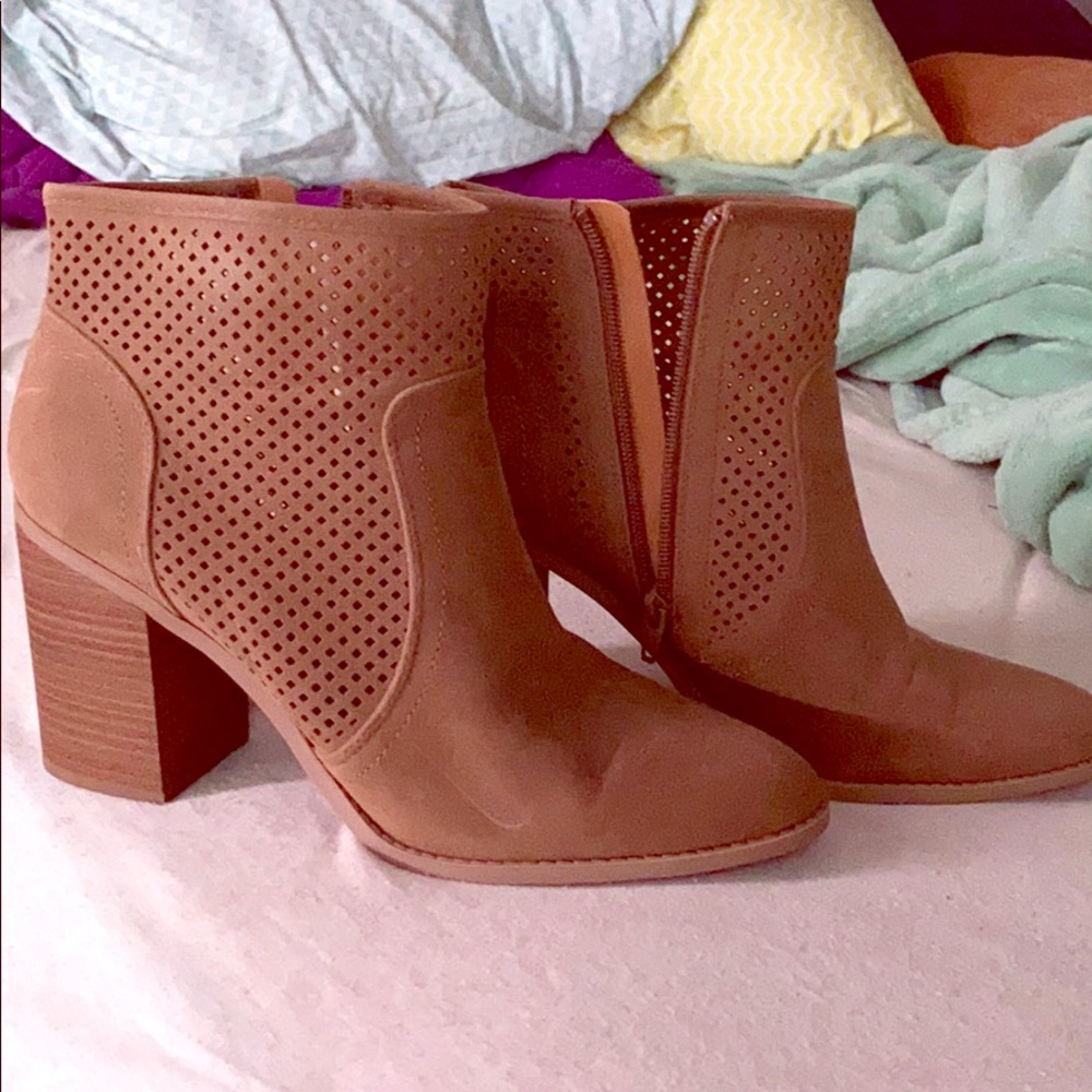 Tan Heeled Target Boots